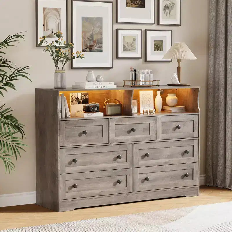 Commode 6 Tiroirs avec Prises de Courant et Lumière LED pour Chambre, Commode en Bois Mince avec Étagère Ouverte, Commode Étroite Peu Encombrante
