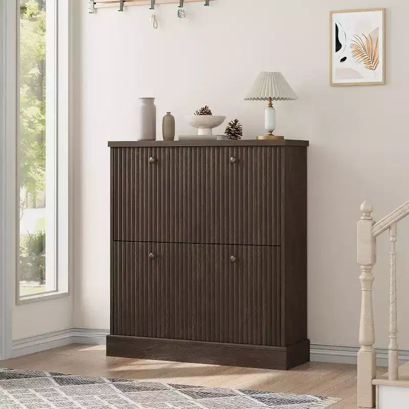 Meuble à chaussures en bois autoportant avec 2 tiroirs basculants, Organisateur de chaussures moderne et étroit en forme de vague avec étagères réglables, pour entrée, salon, couloir