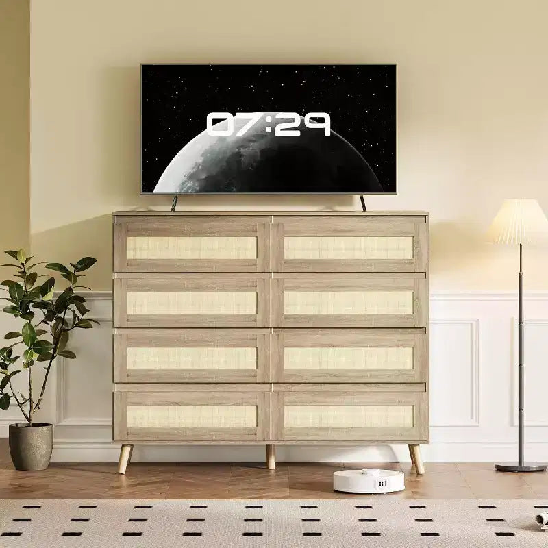 Commode en rotin à 8 tiroirs de 120 cm de large – Meuble TV et de rangement moderne en bois pour chambre, salon, couloir et entrée, coloris naturel.