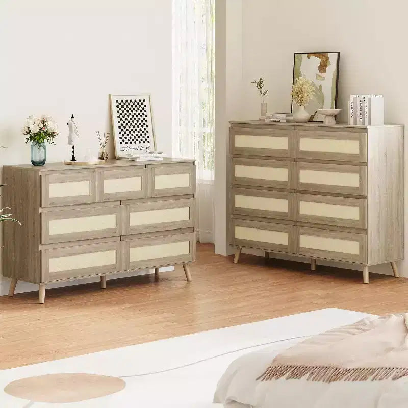 Commode en rotin à 8 tiroirs de 120 cm de large – Meuble TV et de rangement moderne en bois pour chambre, salon, couloir et entrée, coloris naturel.